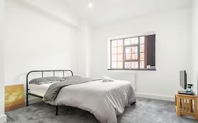Beautiful En-Suite Room With Bath Tub To Let In The Jewelry Quarter